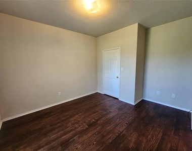 106 Collett Court - Photo Thumbnail 12