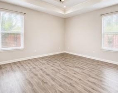 7801 Cortland Drive - Photo Thumbnail 3