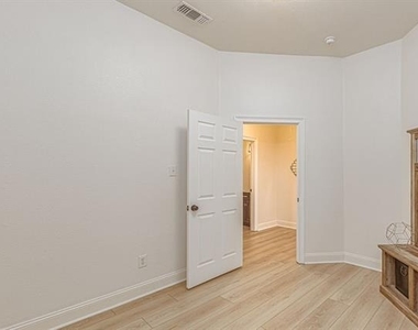 875 Shores Boulevard - Photo Thumbnail 20