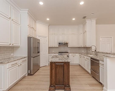 875 Shores Boulevard - Photo Thumbnail 9