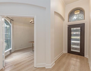 875 Shores Boulevard - Photo Thumbnail 5