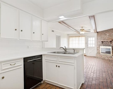 7726 Dentcrest Drive - Photo Thumbnail 4