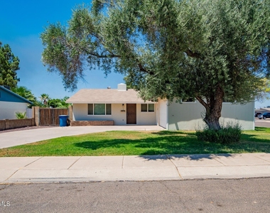 1608 W Inverness Drive - Photo Thumbnail 2