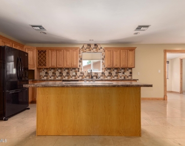 1608 W Inverness Drive - Photo Thumbnail 5