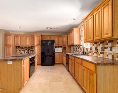1608 W Inverness Drive - Photo Thumbnail 8