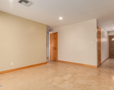 1608 W Inverness Drive - Photo Thumbnail 11