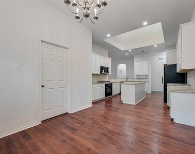 608 Regency Trail - Photo Thumbnail 11