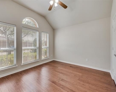 3806 Palace Place - Photo Thumbnail 3