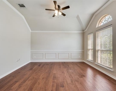 3806 Palace Place - Photo Thumbnail 2