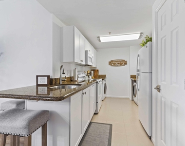 2060 Greenview Shores Boulevard - Photo Thumbnail 5