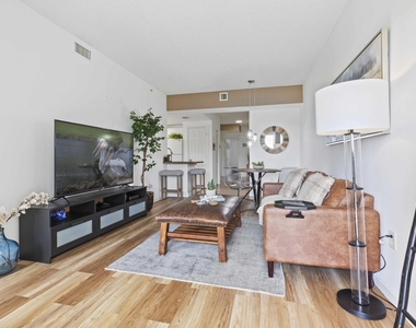 2060 Greenview Shores Boulevard - Photo Thumbnail 2