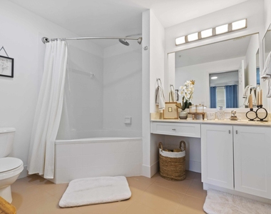 2060 Greenview Shores Boulevard - Photo Thumbnail 7