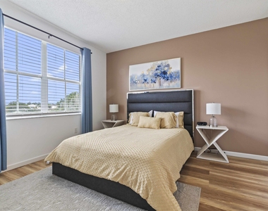2060 Greenview Shores Boulevard - Photo Thumbnail 6