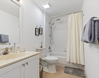 2060 Greenview Shores Boulevard - Photo Thumbnail 11