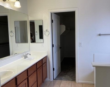 2972 E Franklin Avenue - Photo Thumbnail 17