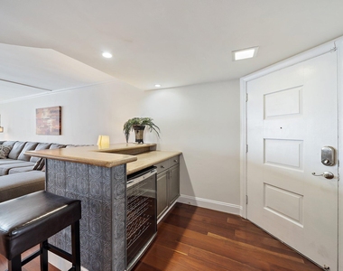 301 Lake Shore Drive - Photo Thumbnail 5