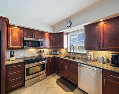 301 Lake Shore Drive - Photo Thumbnail 4