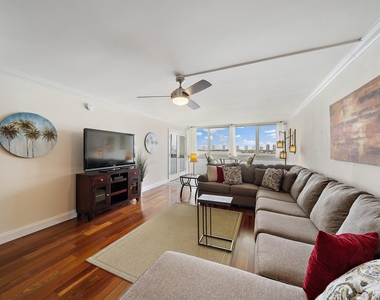 301 Lake Shore Drive - Photo Thumbnail 7