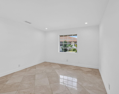 300 Nw 42nd Street - Photo Thumbnail 11