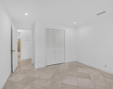 300 Nw 42nd Street - Photo Thumbnail 18