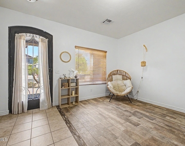 731 W Mesquite Tree Lane - Photo Thumbnail 3