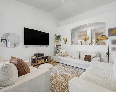 731 W Mesquite Tree Lane - Photo Thumbnail 7