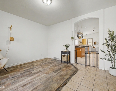 731 W Mesquite Tree Lane - Photo Thumbnail 5