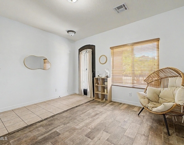 731 W Mesquite Tree Lane - Photo Thumbnail 4