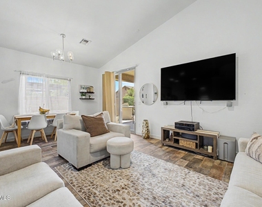 731 W Mesquite Tree Lane - Photo Thumbnail 6