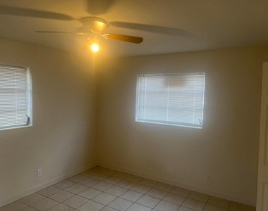 2410 Sw 44th Avenue - Photo Thumbnail 8