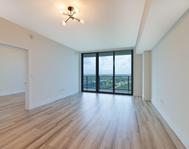 16385 Biscayne Boulevard - Photo Thumbnail 11