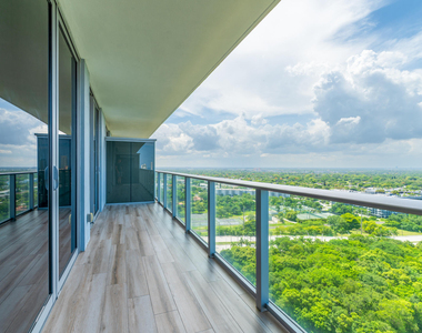 16385 Biscayne Boulevard - Photo Thumbnail 3