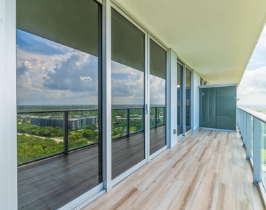 16385 Biscayne Boulevard - Photo Thumbnail 8