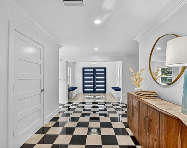 2900 Greenbriar Boulevard - Photo Thumbnail 4