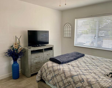 1528 Ne 32nd Street - Photo Thumbnail 7