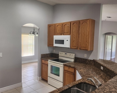 425 Sw Mccomb Avenue - Photo Thumbnail 5