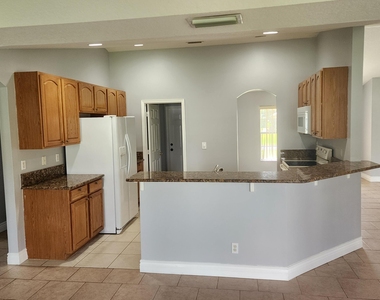 425 Sw Mccomb Avenue - Photo Thumbnail 4
