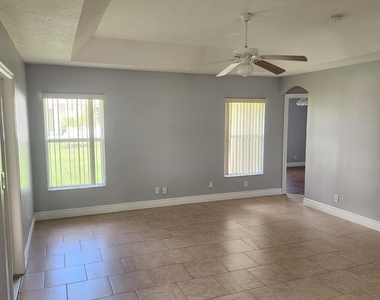425 Sw Mccomb Avenue - Photo Thumbnail 3