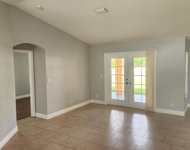425 Sw Mccomb Avenue - Photo Thumbnail 2