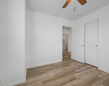 8777 W Dahlia Drive - Photo Thumbnail 16