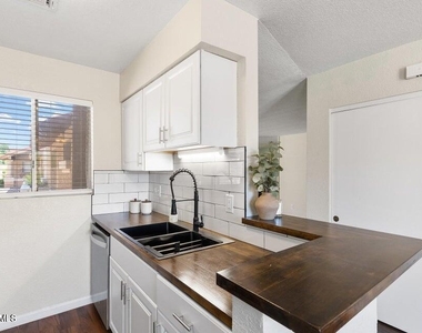 330 W Tonopah Drive - Photo Thumbnail 5