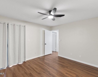 330 W Tonopah Drive - Photo Thumbnail 17