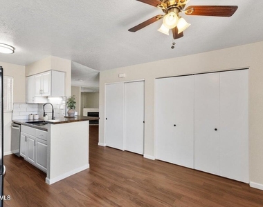 330 W Tonopah Drive - Photo Thumbnail 22