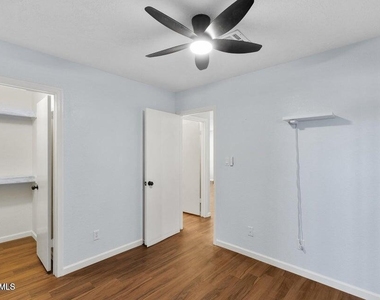 330 W Tonopah Drive - Photo Thumbnail 9