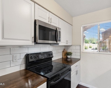 330 W Tonopah Drive - Photo Thumbnail 19