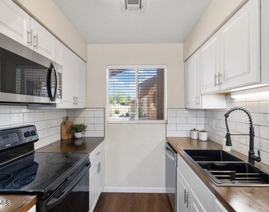 330 W Tonopah Drive - Photo Thumbnail 6
