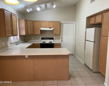 8949 W Kathleen Road - Photo Thumbnail 6