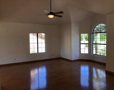 16226 S 37th Way - Photo Thumbnail 4