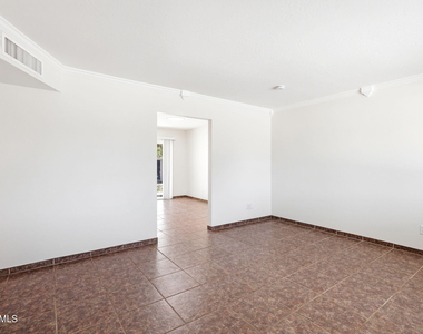 250 E Park Avenue - Photo Thumbnail 3
