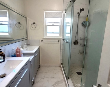 1023 E Thelborn Avenue - Photo Thumbnail 9